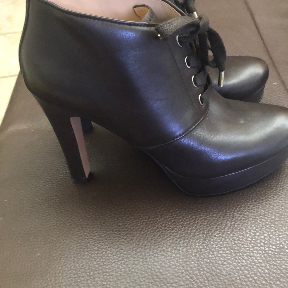 NWT CIRCA JOHN DAVID LACE UP SHOOTIES